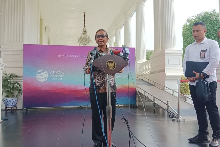 Pelaksana Tugas (Plt) Menkominfo Mahfud MD memberikan keterangan pers usai bertemu dengan Presiden Joko Widodo di Istana Kepresidenan, Jakarta pada Senin (22/5/2023).