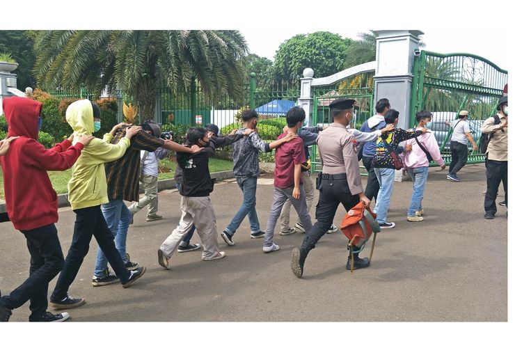 Belasan Remaja Ditangkap Polisi di Kawasan Patung Kuda, Jalan Merdeka Barat, Selasa (20/10/2020)