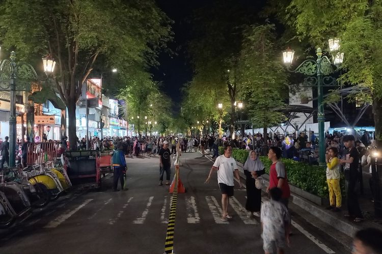 Malioboro ditutup saat malam tahun baru nampak wisatawan tumpah ruah ke Jalan malioboro