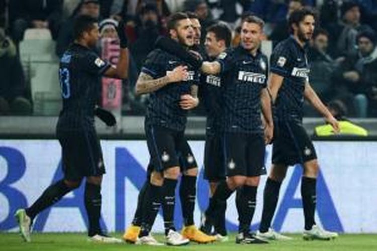 Para pemain Inter Milan merayakan gol ke gawang Juventus dalam laga Serie-A yang berlangsung di Stadion Juventus, Turin, Selasa (6/1/2015).