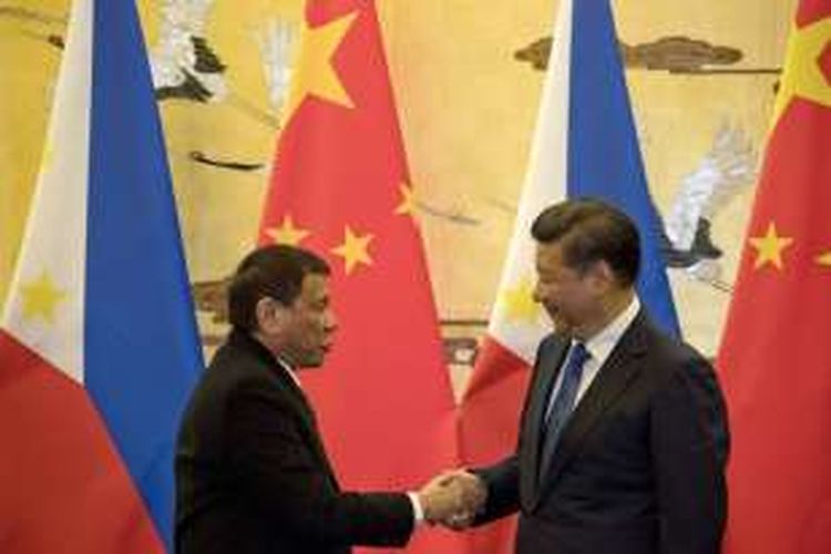 Presiden Filipina Rodrigo Duterte bersalaman dengan Presiden China Xi Jinping di Beijing, Kamis (20/10/2016). Duterte tengah melakukan kunjungan empat hari di China.