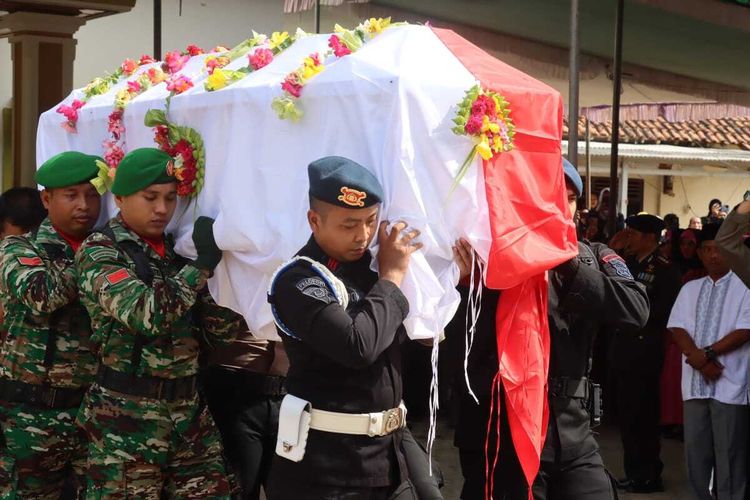 Prosesi pemakaman Briptu (anumerta) Gilang, anggota Brimob Polda Lampung yang tewas usai kontak senjata di Papua, Jumat (2/12/2022).