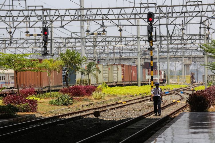 Seorang petugas berjalan di kawasan Stasiun Tanjung Priok, Jakarta Utara, Kamis (7/9/2017). Sejak di operasikan kembali rute stasiun Tanjung Priok-Jakarta Kota pada Desember 2015, jumlah penumpang yang naik dan turun terus meningkat rata-rata 1.000 orang hari biasa dan hari libur mencapai 1.300 orang