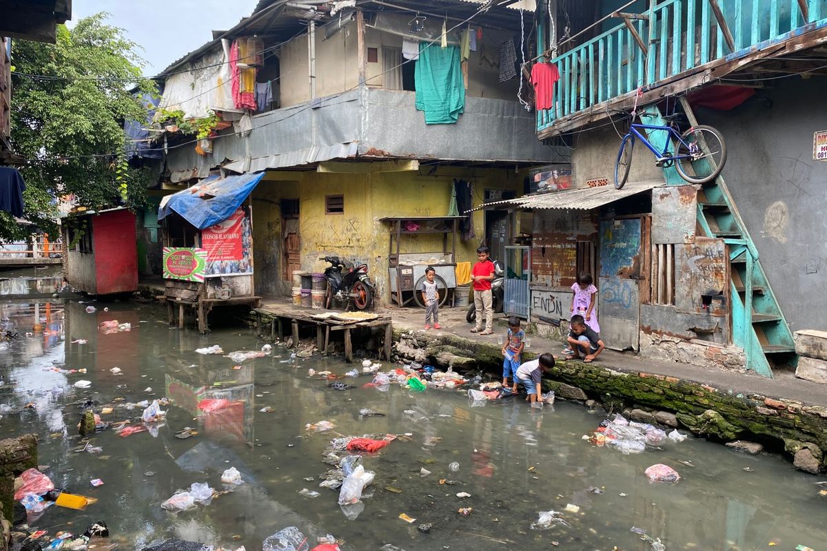 Anak-Anak Bermain di Air Limbah Kali Ciliwung