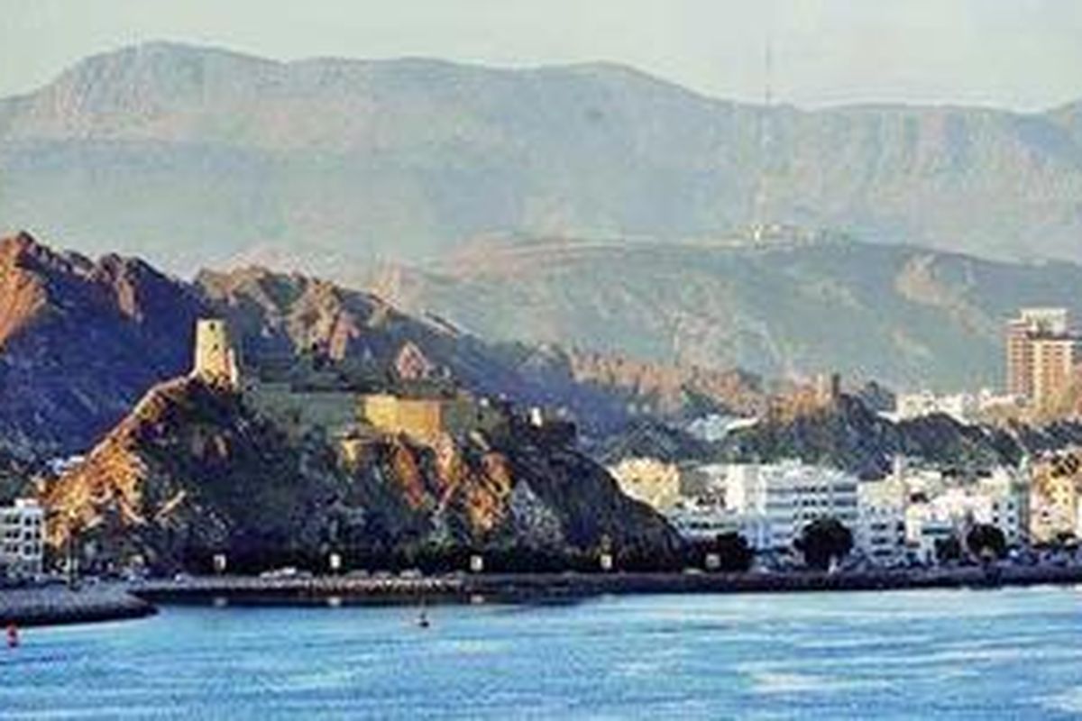 Lanskap kota Muskat dilihat dari laut lepas menunjukkan gugusan pegunungan tandus yang diubah menjadi kota memesona.