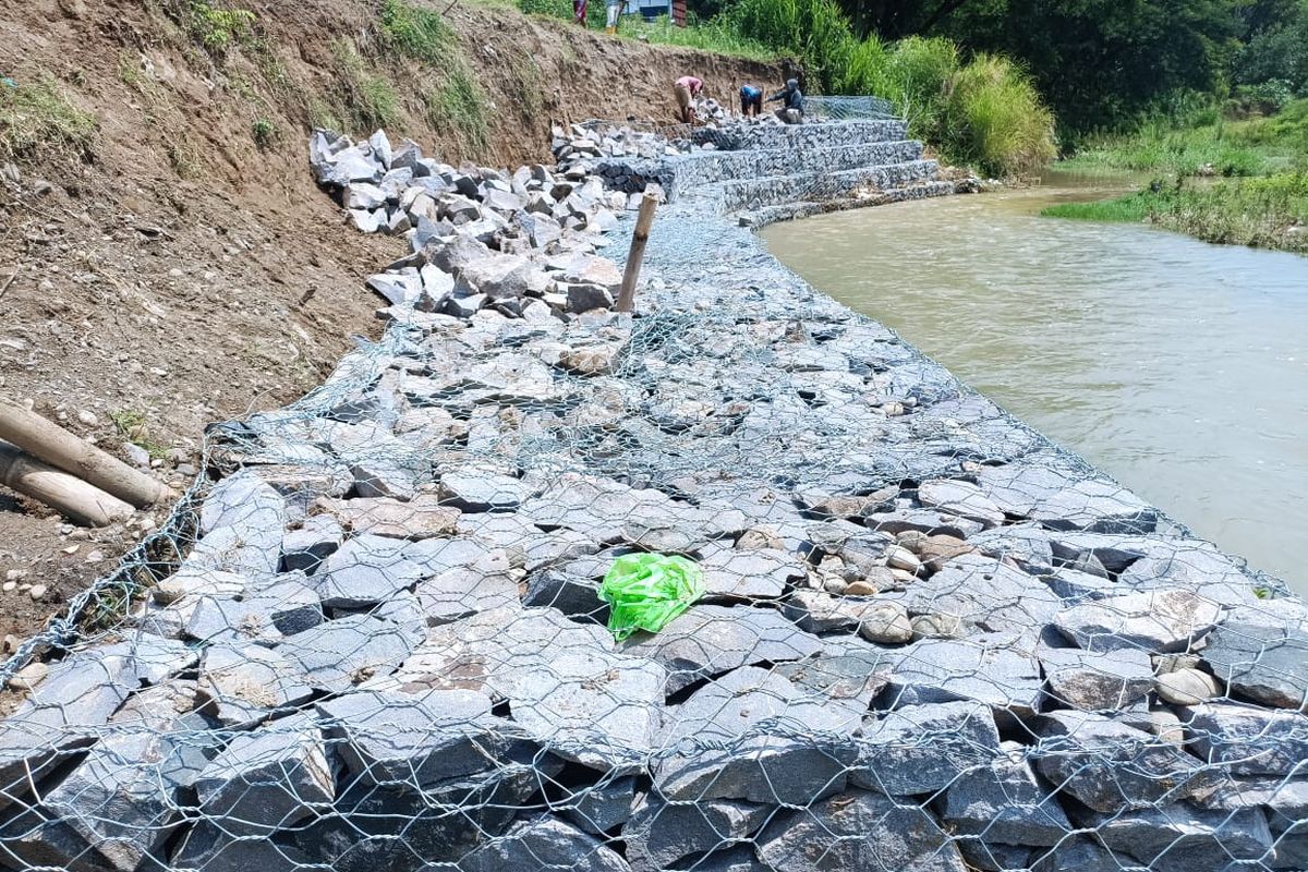 Pemkot Semarang melakukan sejumlah upaya mengantisipasi banjir di kawasan Kaligawe dan DAS Babon dengan mengeruk sedimen hingga membangun tanggul.