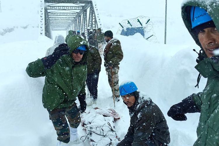 Salju Longsor Menjebak 54 Pekerja Konstruksi di Himalaya, 8 Tewas