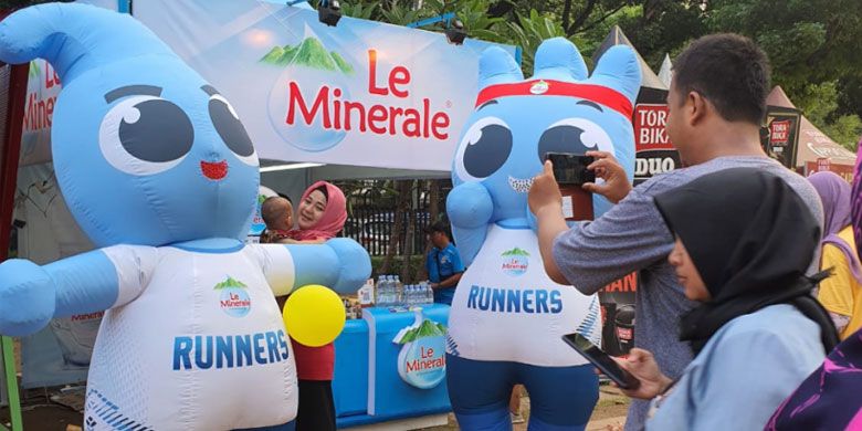 Booth Le Minerale diramaikan oleh para pengunjung yang hadir dalam acara Festival Gerakan Warung Nasional.