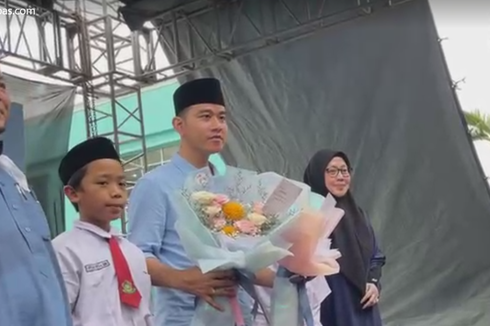 Gibran Dapat Buket Bunga dari Anak SD Usai Bagikan Susu di Ponpes Asshidiqqiyah Tangerang