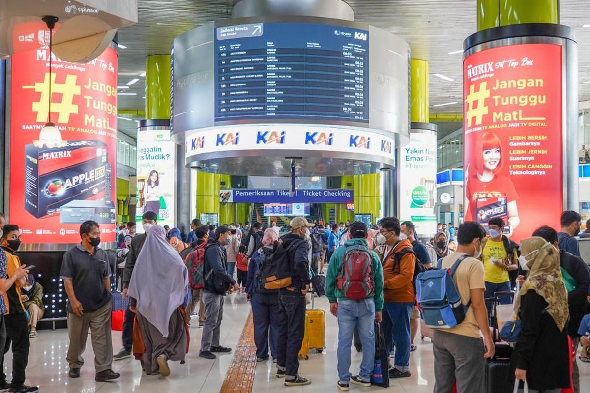 Suasana di Stasiun Gambir.