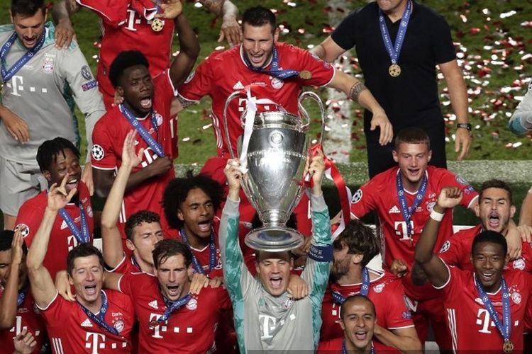 Para pemain Bayern Muenchen mengangkat trofi Liga Champions 2019-2020.