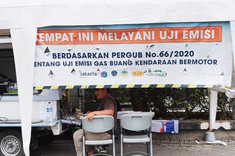 Layanan uji emisi yang tersedia di plataran parkir IRTI Monas, Jakarta Pusat. (KOMPAS.com/XENA OLIVIA)