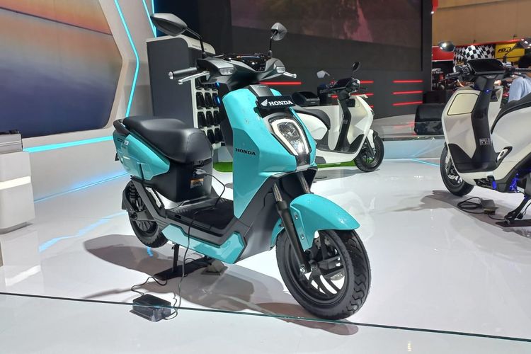 Deretan motor listrik Honda, ICON e: dan CUV e:, di Indonesia Motorcycle Show (IMOS) 2024