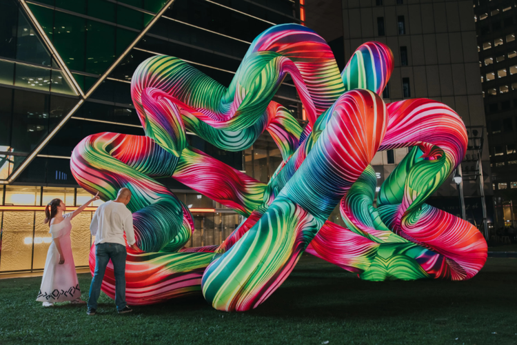 Instalasi Arch Flower karya seniman asal Prancis Cyril Lancelin menjadi salah satu sorotan di i Light Singapore 2026.