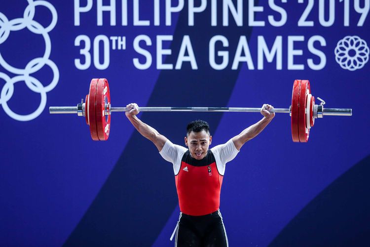 Lifter putra Indonesia, Eko Yulianto mengangkat beban pada kelas 61 kilogram putra di Ninoy Aquino Memorial Stadium, Manila, Filipina, Senin (2/12/2019). Eko Yulianto menyumbang medali emas dari cabang angkat besi.