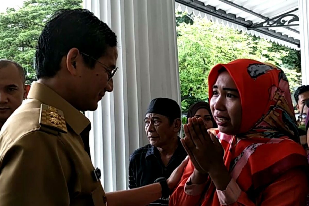 Eks warga Kalijodo yang digusur tahun lalu datang ke Balai Kota DKI Jakarta, Senin (18/12/2017). Sambil berkaca-kaca, dia menyerahkan data dan identitas warga yang digusur untuk meminta uang kerahiman kepada Wakil Gubernur DKI Jakarta Sandiaga Uno.