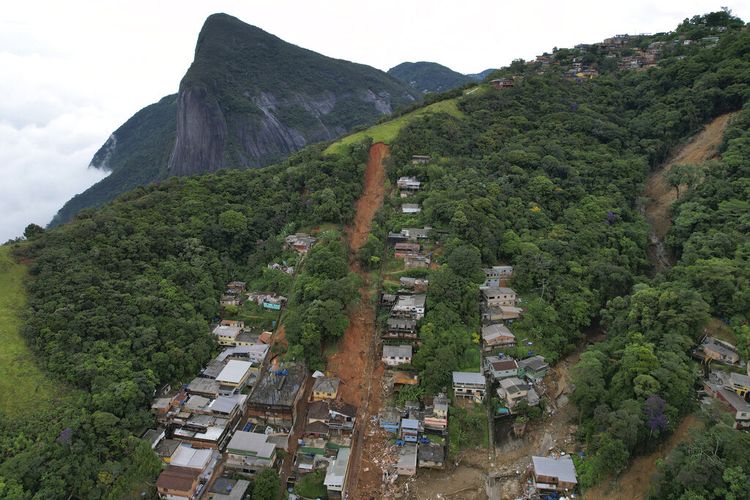 Area Vila Felipe menunjukkan jalur tanah longsor di tengah rumah-rumah di Petropolis, Brasil, Jumat, 18 Februari 2022. 