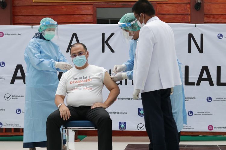 Gubernur Kepulauan Bangka Belitung Erzaldi Rosman saat menerima vaksin Covid-19 di RSUD Soekarno, Jumat (15/1/2021).