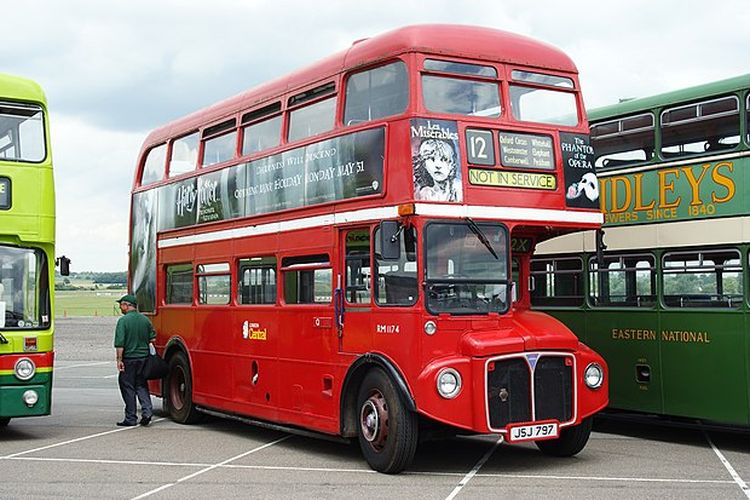 Bus London berwarna merah
