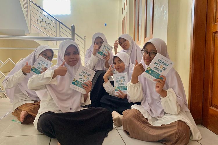 Sejumlah santriwati memperlihatkan terjemahan kitab kuning yang digagas Pesantren Raudhatul Irfan di Ciamis, Jawa Barat. 
