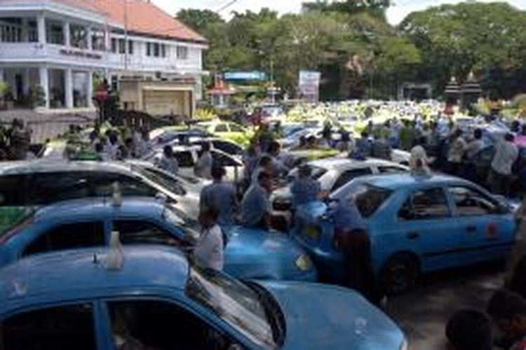 Ratusan sopir taksi saat menggelar demo di depan gedung Balaikota dan DPRD Kota Malang, Jawa Timur, Rabu (5/3/2014). Para sopir itu menolak kehadiran taksi Blue Bird di Malang.