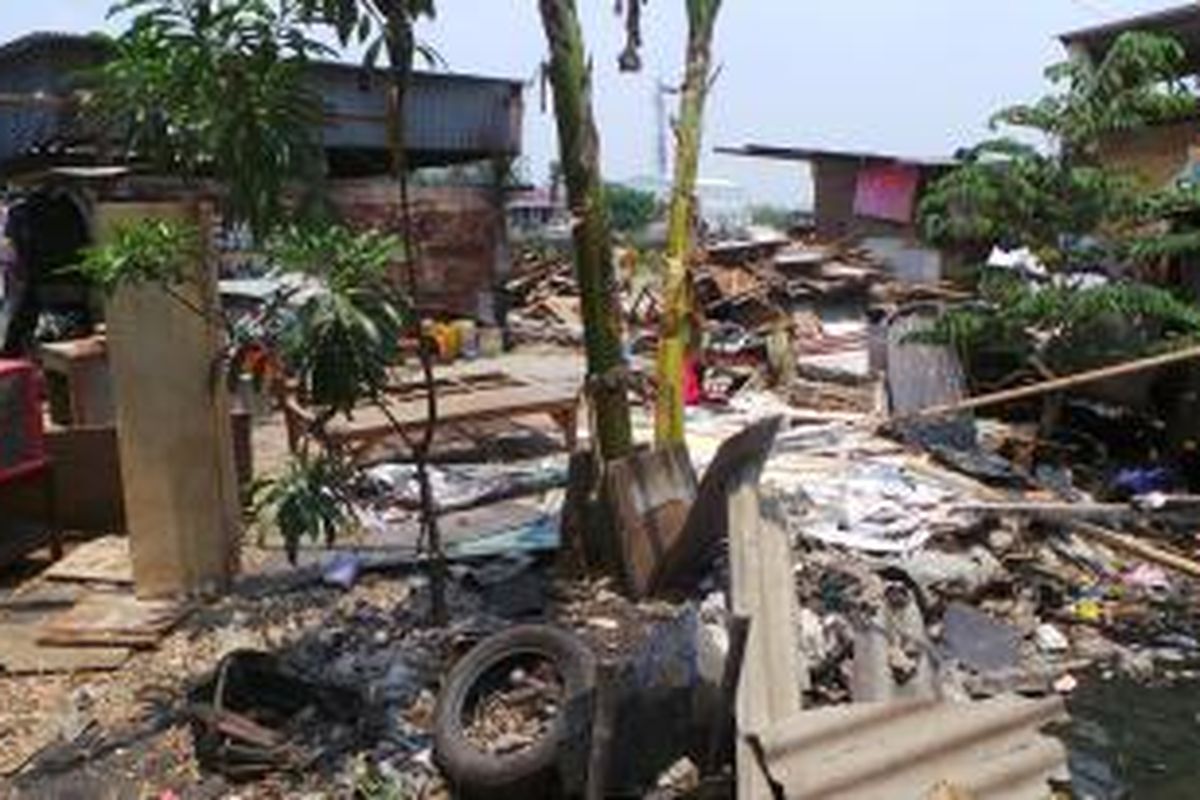Pemukiman liar di Kali Karang dibongkar terkait normalisasi kali tersebut. Sebagian bangunan liar itu dibongkar sendiri oleh pemiliknnya atau alat berat. Senin (29/9/2014).