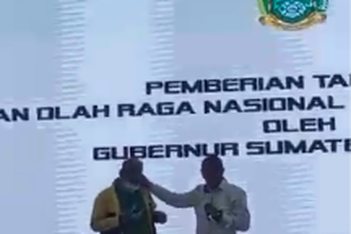 Potongan gambar video Gubernur Edy Rahmayadi menjewer pelatih biliar.