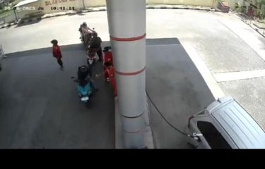Video Viral Mobil Tarik Selang SPBU hingga Ambruk di Madiun