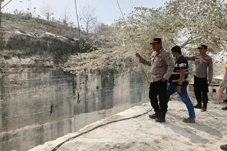 Perbaiki Gergaji di Atas Tebing, Pekerja Tambang di Tuban Tewas Terjatuh dari Ketinggian 15 Meter