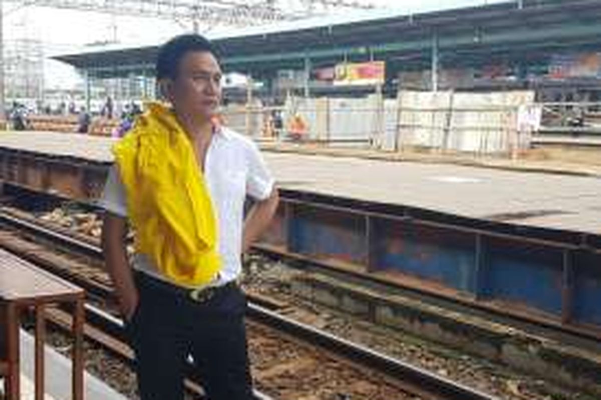 Bakal calon gubernur DKI Jakarta, Yusril Ihza Mahendra saat di Stasiun Manggarai, Jakarta, Jumat (22/4/2016).