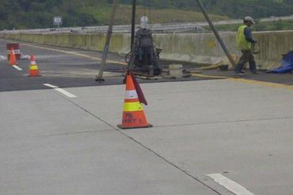 Musim hujan sekarang punya pengaruh terhadap kondisi badan jalan tol Semarang - Ungaran, di Penggaron, Kabupaten Semarang, Jawa Tengah, seperti nampak Selasa (21/2/2012) petugas tengah melakukan pekerjaan bor di ruas jalan sisi barat tol di KM 19 untuk memompa air bawah tanah yang terkumpul dibawah badan tol.