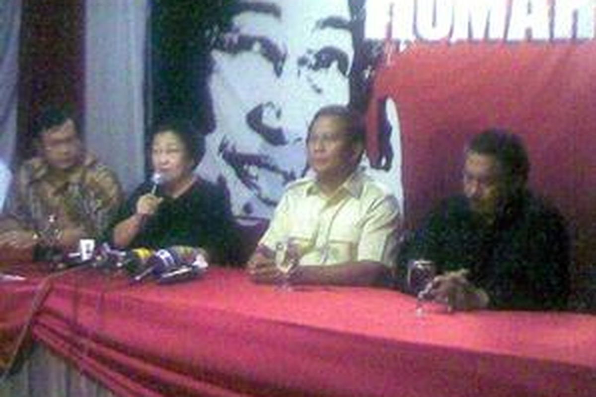 Pasangan Mega-Prabowo menggelar jumpa pers pasca putusan MK yang menolak sengketa hasil pemilu yang diajukan pihaknya, Rabu (12/8) petang