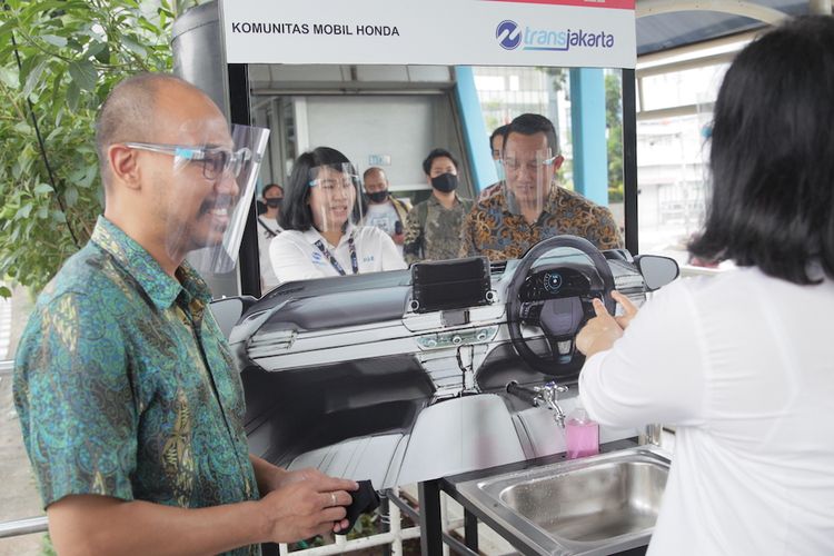 Komunitas Honda donasikan wastafel nirsentuh ke Halte Transjakarta