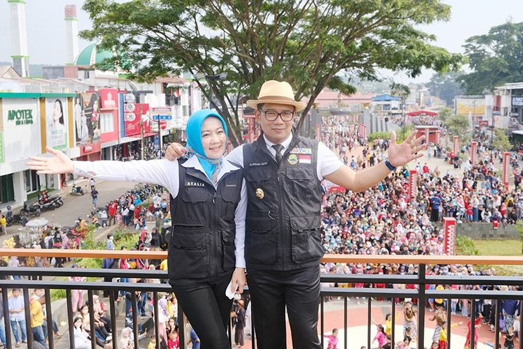Mantan Gubernur Jawa Barat Ridwan Kamil bersama istrinya, Atalia Praratya. 