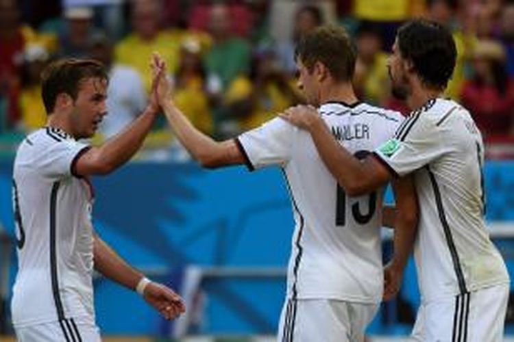 Penyerang tim nasional Jerman, Thomas Mueller, merayakan golnya bersama Mario Goetze dan Sami Khedira seusai membobol gawang Portugal, Senin (16/6/2014). 