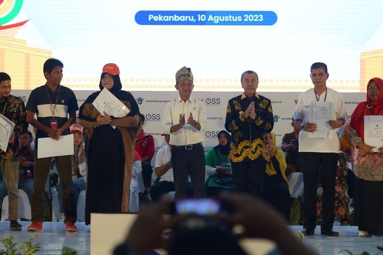 Menteri Investasi/Kepala BKPM Bahlil Lahadalia memberikan Nomor Induk Berusaha (NIB) kepada 650 pelaku Usaha Mikro dan Kecil (UKM) perseorangan di Provinsi Riau di Gedung Serba Guna Politeknik Caltex Riau, Pekabbaru, Kamis (10/8/2023).