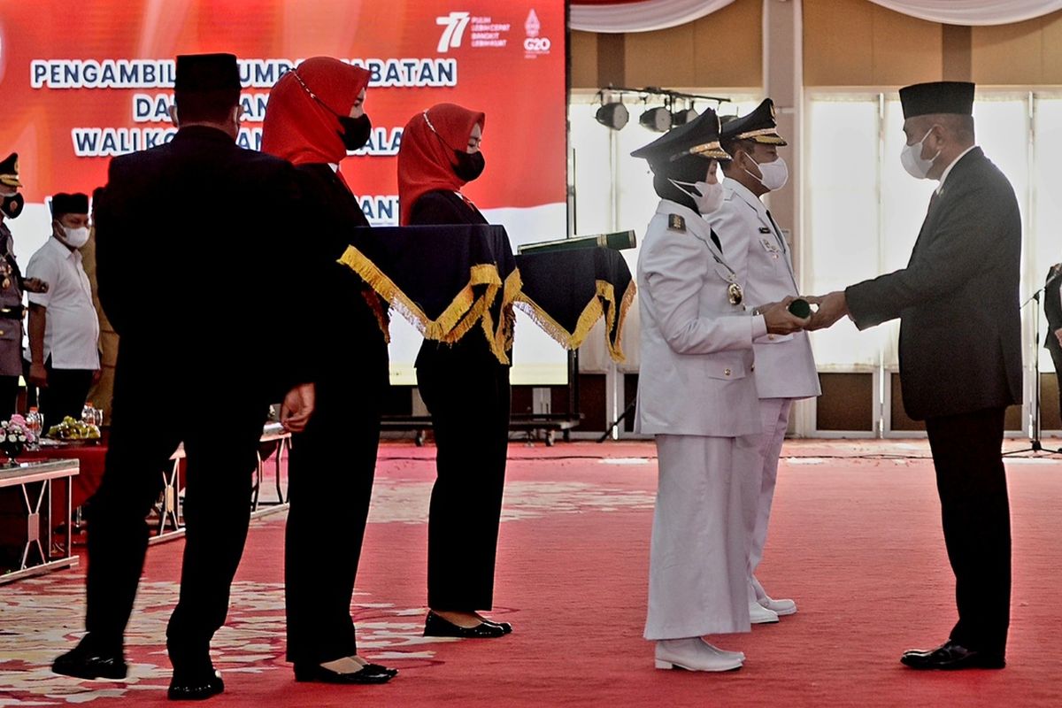 Gubernur Sumut Edy Rahmayadi melantik Wali Kota Pematangsiantar Susanti Dewayani dan Wali Kota Tanjungbalai Waris Tholib di Aula Tengku Rizal Nurdin, Senin (22/8/2022)