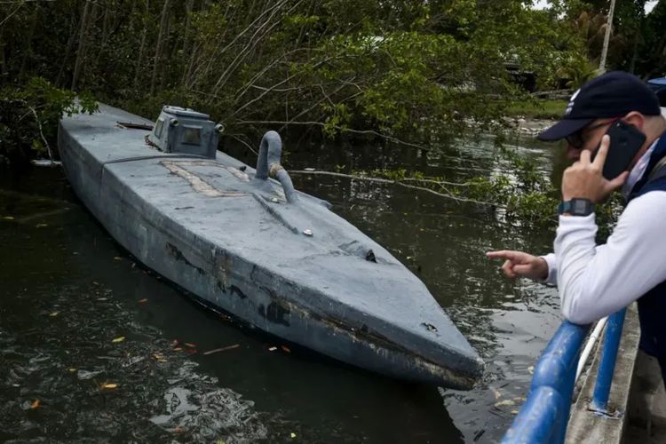 Kalam selam mini yang digunakan untuk menyelundupkan narkoba berhasil dicegat dan telah diamankan di dermaga pangkalan militer di Kota Tumaco, Kolombia, pada 8 November 2018.
