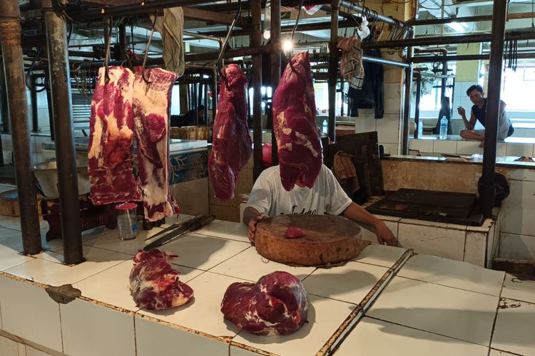 Salah satu lapak daging sapi di Pasar Kramatjati, Jakarta Timur, Jumat (13/5/2022).