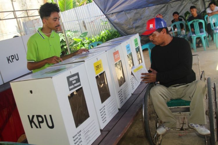 Ilustrasi pemilu. Ali Shahid, seorang penyandang disabilitas, dengan menggunakan kursi roda mencoblos di TPS Kelurahan Poasia Kendari, Rabu (17/4/2019). 