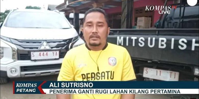 Salah seorang warga, Ali Sutrisno memberikan tanggapan atas viralnya Desa Sumurgeneng karena ramai-ramai memborong mobil bersama. 
