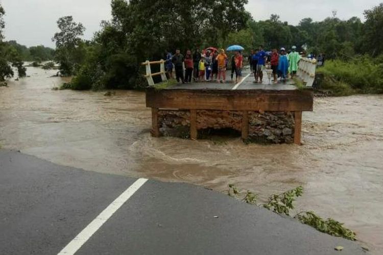 Jembatan Mayang di Kecamatan Simpang Teritip Bangka Barat yang putus digerus banjir.