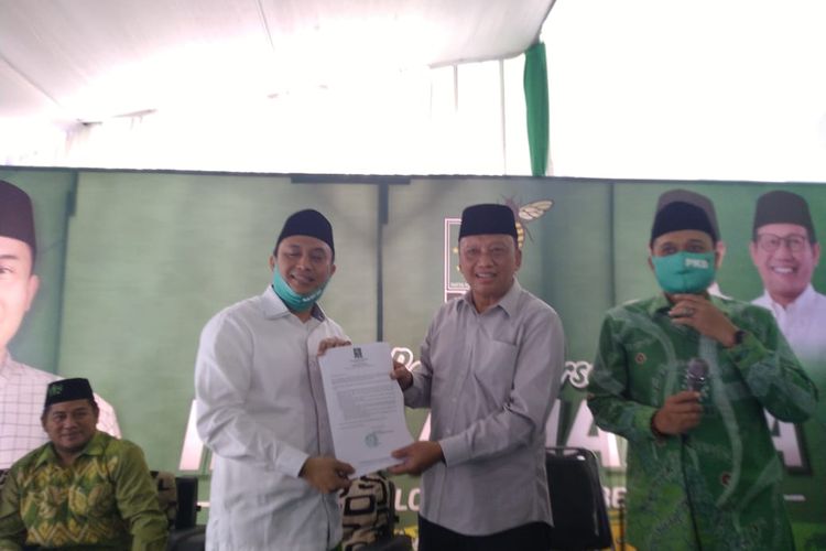 DPC PKB Jember saat memberikan surat tugas pada Bacalon Bupati Jember pada PIlkada 2020