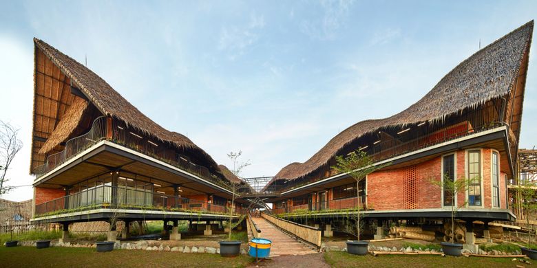 Di dalam lingkungan sekolah berdiri empat buah bangunan utama, satu ruang workshop, satu dapur, dan dua buah gudang. 