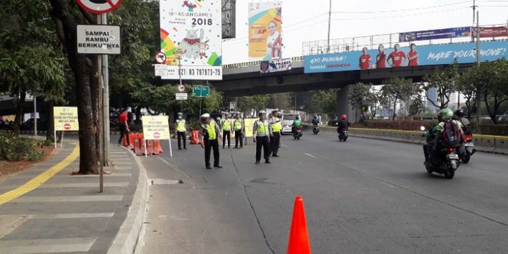 Akses menuju Jalan Gerbang Pemuda dari Jalan Gatot Subroto sudah ditutup jelang upacara penutupan Asian Games 2018, Minggu (2/8/2018)