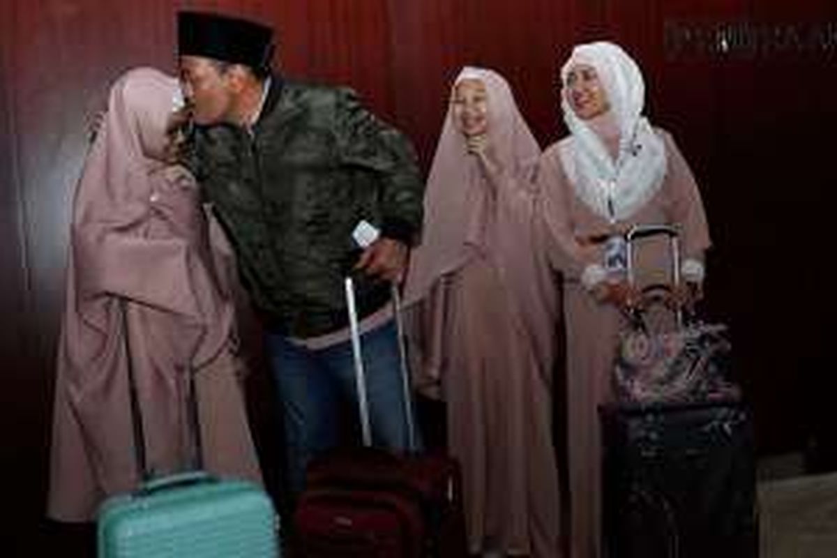Calon wakil gubernur DKI Jakarta nomor ururt 2 Djarot Saiful Hidayat saat tiba di Bandara Soekarno Hatta, Tangerang, Minggu (25/12/2016). Djarot akan melaksanakan ibadah umroh bersama istrinya, Happy Farida, dan tiga anaknya.
