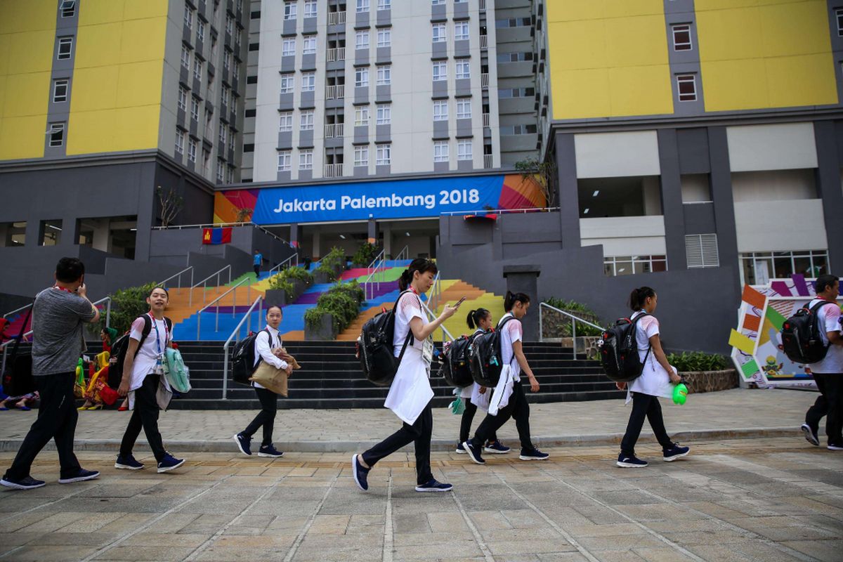 Para atlet peserta Asian Games 2018 dari berbagai negara tiba di Wisma Atlet Kemayoran, Jakarta Utara, Rabu (15/8/2018). Panitia Asian Games 2018 (INASGOC) mencatat sudah 1.483 Atlet dari 37 negara peserta yang menghuni Wisma Atlet Kemayoran.