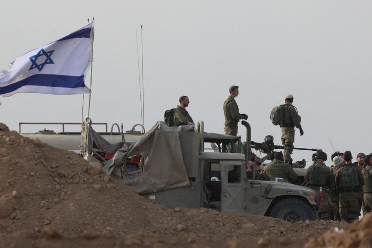 Perkembangan perang Israel-Hamas terkini. Tentara Israel berkumpul di perbatasan Gaza sebelum memasuki wilayah kantong Palestina itu pada Minggu (29/10/2023).