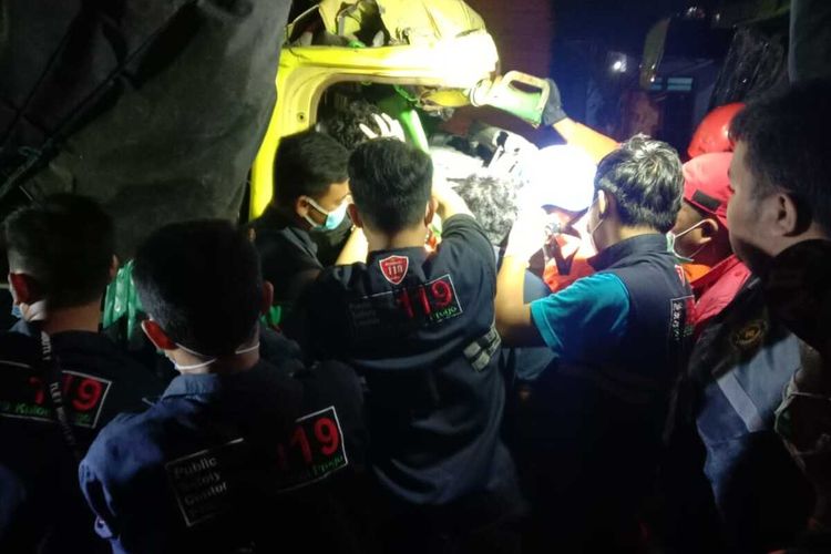 Kantor Basarnas Yogyakarta Unit Siaga Kulon Progo mengevakuasi sopir truk yang terjepit dalam kabin akibat tabrakan dengan bus di Jalan Daendels yang berada di Kelurahan Sangkertan, Kapanewon Glagah, Kabupaten Kulon Progo, Daerah Istimewa Yogyakarta.