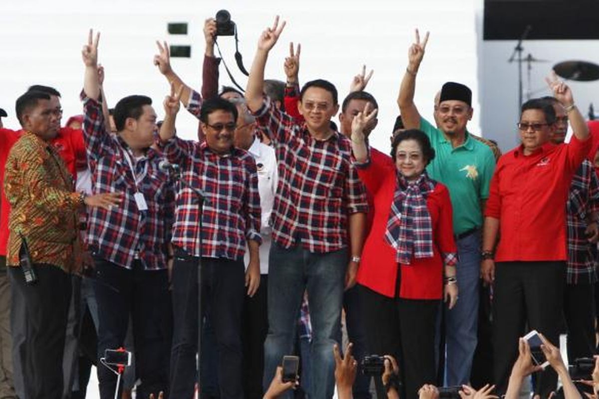 Ketua Umum PDI-P Megawati Soekarnoputri didampingi pasangan calon Gubernur dan Wakil Gubernur DKI Jakarta nomor urut 2 Basuki Tjahaja Purnama-Djarot Saiful Hidayat menyapa simpatisan saat konser Gue 2 di Lapangan Ex Driving Range, Senayan, Jakarta, Sabtu (4/2/2017). Konser yang diikuti sejumlah seniman dan budayawan itu sekaligus menjadi kampanye akbar Basuki-Djarot. 